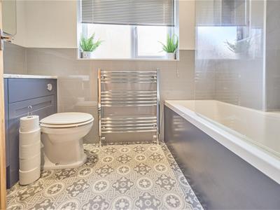 Family Bathroom to Side